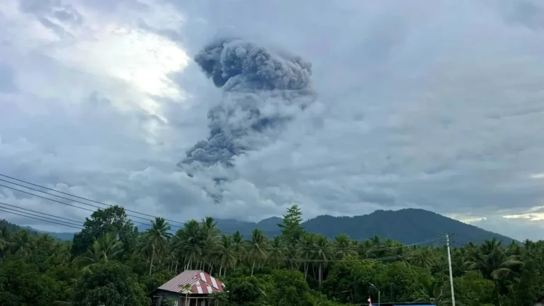 Encuentran los cuerpos de tres montañistas fallecidos por la erupción del volcán Dukono en