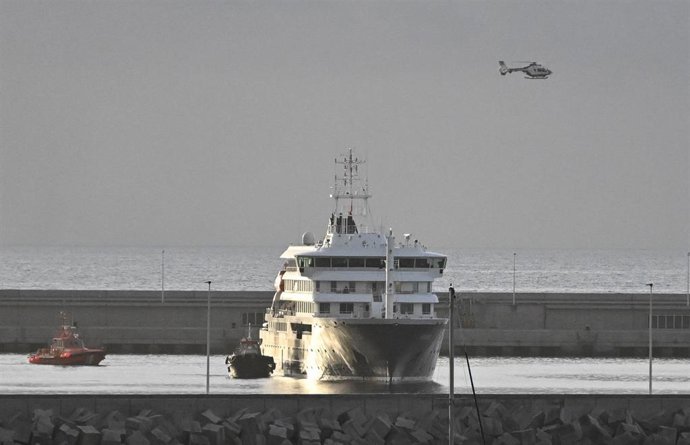 Preparativos de la evacuaci&oacute;n del crucero 'MV Hondius', afectado por el hantavirus, en el puerto de Granadilla, en la isla espa&ntilde;ola de Tenerife
