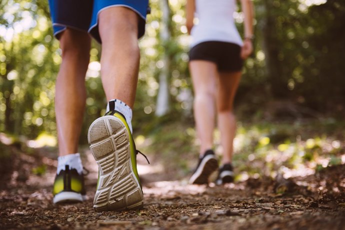 Archivo - Primer plano zapatillas, andar, caminar r&aacute;pido