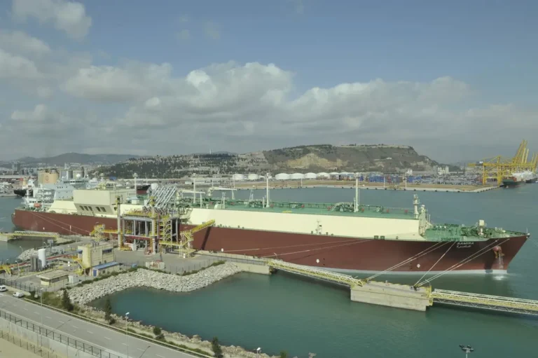 Estados Unidos y Argelia aportan casi el 70% del gas natural que llega a España en abril