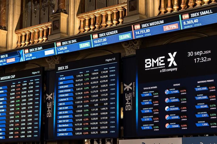 Archivo - Paneles del Ibex en el Palacio de la Bolsa de Madrid, a 30 de septiembre de 2024, en Madrid (Espa&ntilde;a).