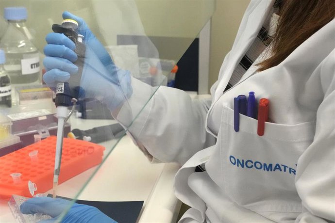 Archivo - Una científica introduce líquido en una probeta, en el laboratorio del Parque Tecnológico de Zamudio de Bilbao, a 23 de mayo de 2022, en Zamudio, Vizcaya, País Vasco (España).
