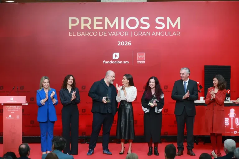 la reina subraya el valor de la lectura en los premios sm el barco de vapor y gran angular 2026