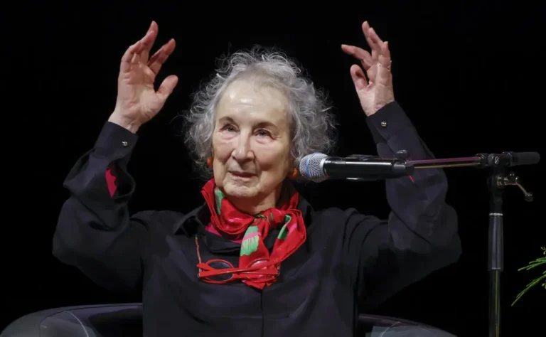 el rey otorgará el premio joan margarit a margaret atwood en canadá el próximo miércoles
