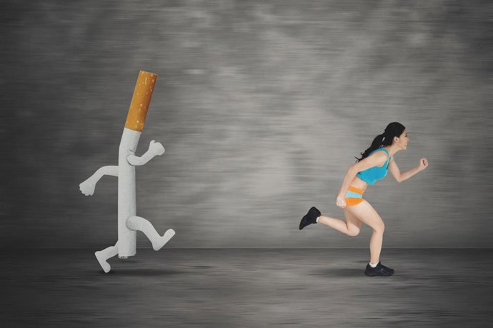 Archivo - Mujer haciendo ejercicio para huir del tabaco.