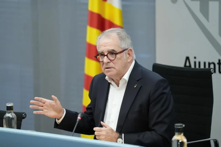 Valls solicita al Puerto de Barcelona que impulse su estrategia para convertirse en un puerto base