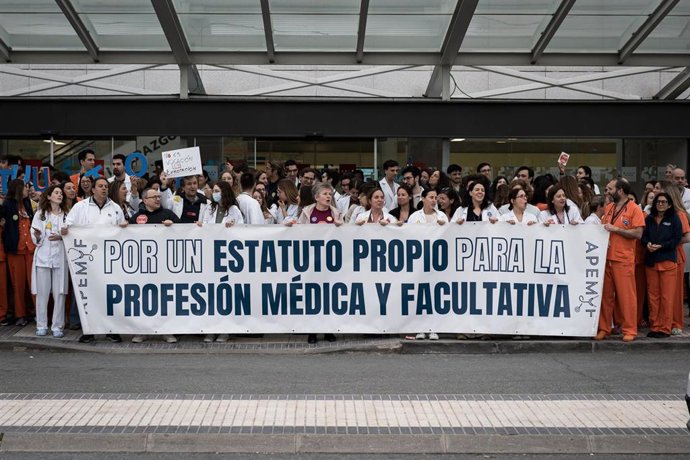 Archivo - Varias personas durante una concentraci&oacute;n, frente al Hospital Universitario Puerta del Hierro, a 20 de marzo de 2026, en Madrid (Espa&ntilde;a).
