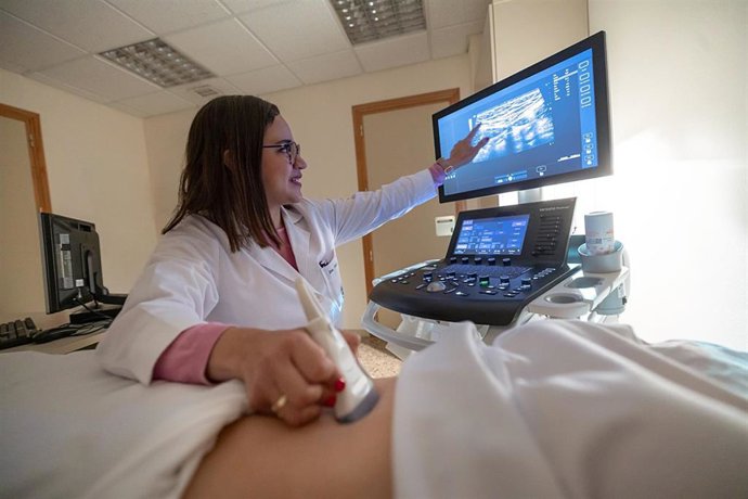 Image La doctora Carolina Perdomo realiza una ecograf&iacute;a en el Departamento de Endocrinolog&iacute;a y Nutrici&oacute;n de la Cl&iacute;nica Universidad de Navarra.