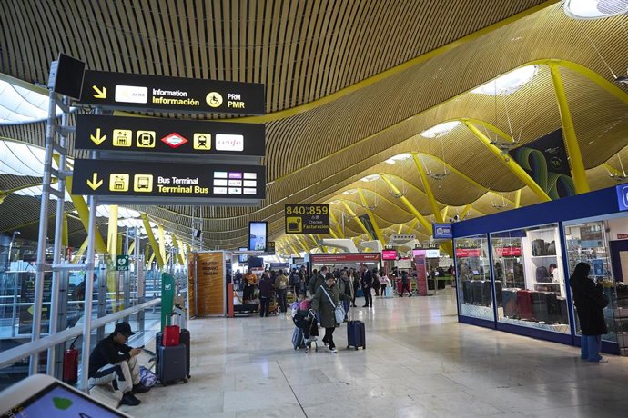 Archivo - Viajeros en la Terminal T4 del Aeropuerto Adolfo Suárez Madrid-Barajas, a 30 de marzo de 2026, en Madrid (España).