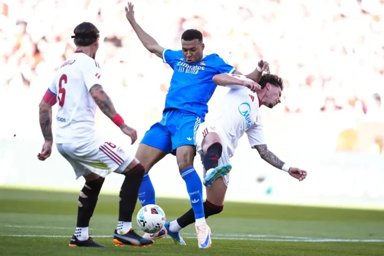 El CTA reconoce la falta de Mbappé en el gol al Sevilla, pero no la califica como error claro