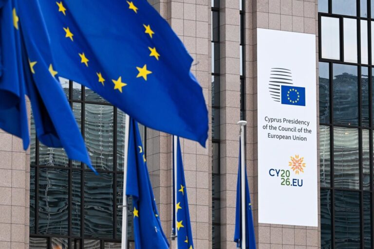 La UE accede a aplicar el pacto arancelario con EE.UU. bajo condiciones y evita amenaza de Trump