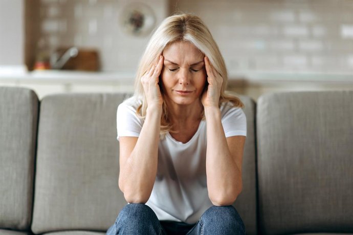 Archivo - Mujer migra&ntilde;a, niebla mental, menopausia.