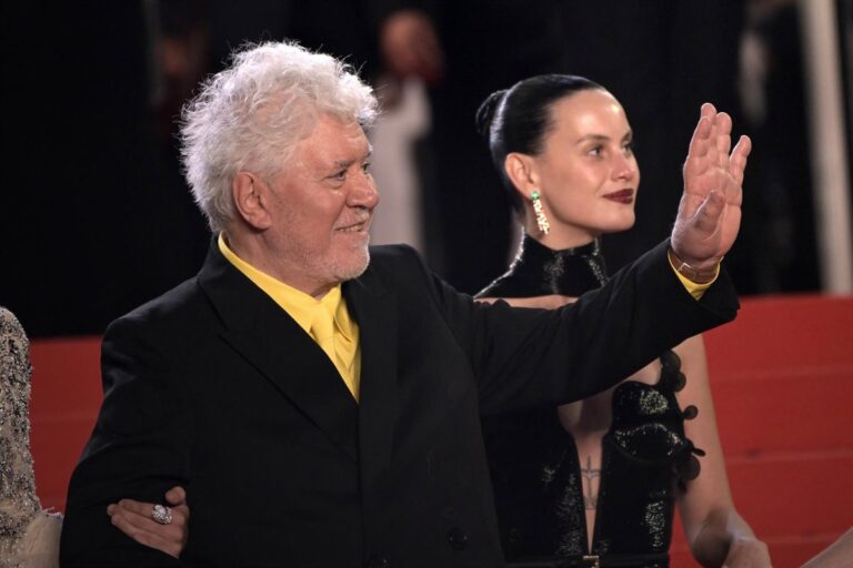Almodóvar en Cannes: "Europa debe ser un escudo frente a estos monstruos"