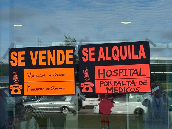 Carteles de protesta colocados en el marco de la huelga médica en Baleares.