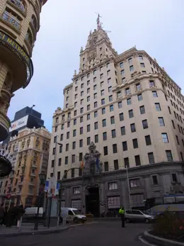 Telefónica cierra la venta de su sede en Gran Vía por cerca de 200 millones a Tomás Olivo