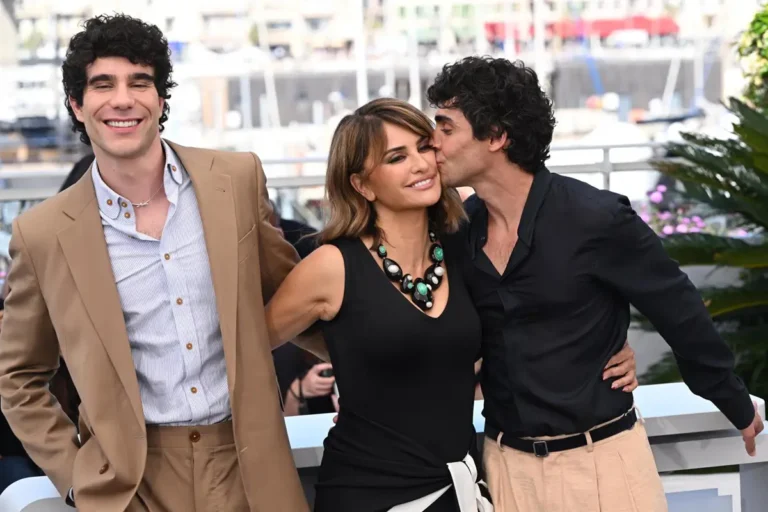 El cine español brilla en Cannes con la aclamación histórica de 'La bola negra'