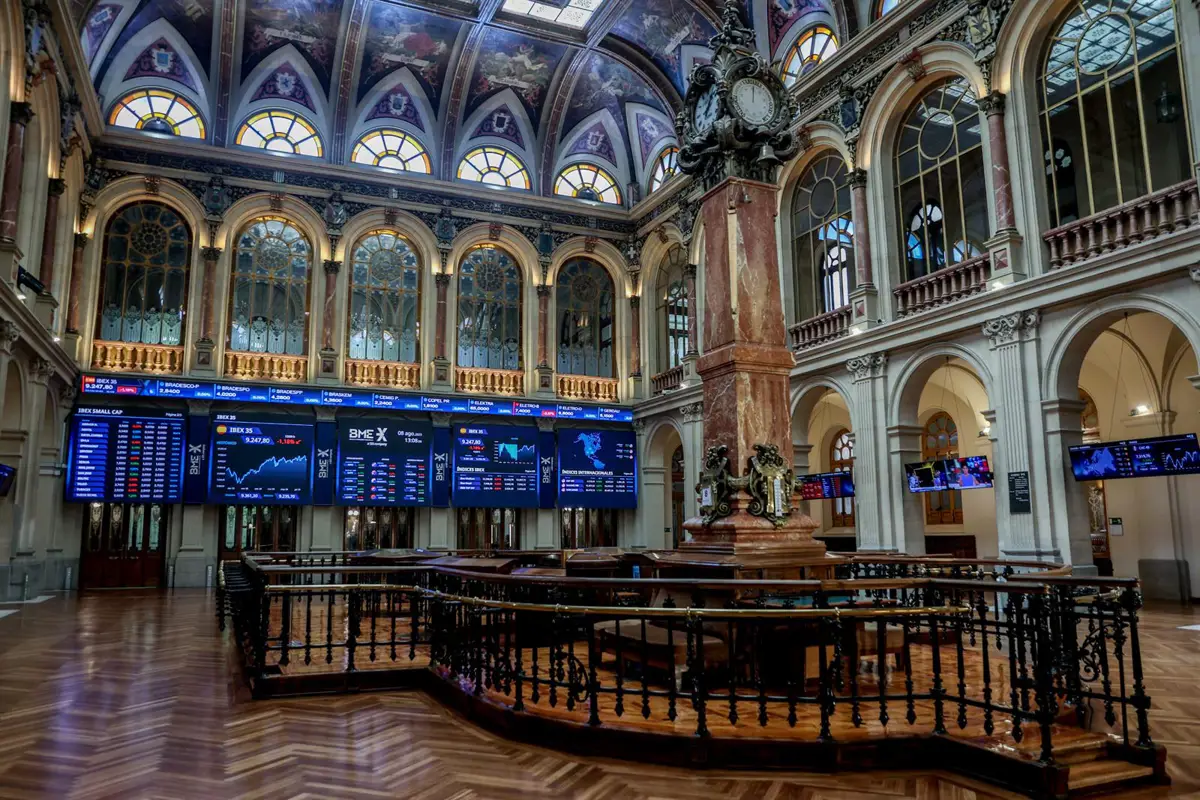 El Ibex 35 avanza un 2,06% semanal, pero no consigue mantenerse por encima de los 18.000 puntos