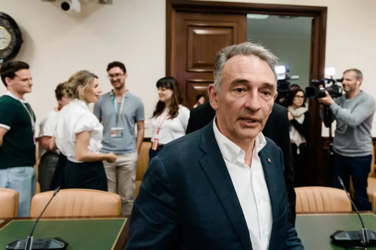 Sumar asegura que no participará en un Gobierno con corrupción, mientras el PP lo califica de