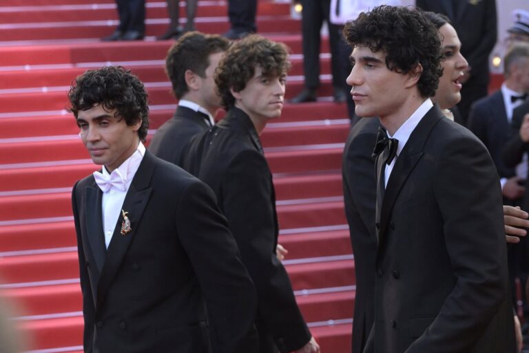 Los Javis reciben el premio a mejor dirección en el Festival de Cannes por 'La bola negra'