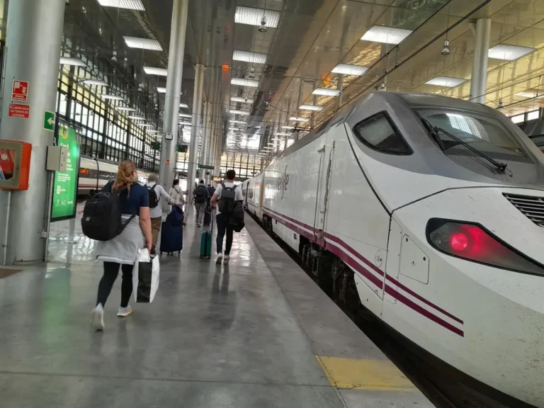 Más de 1.850 candidatos optan a 360 plazas de operadores en talleres de Renfe