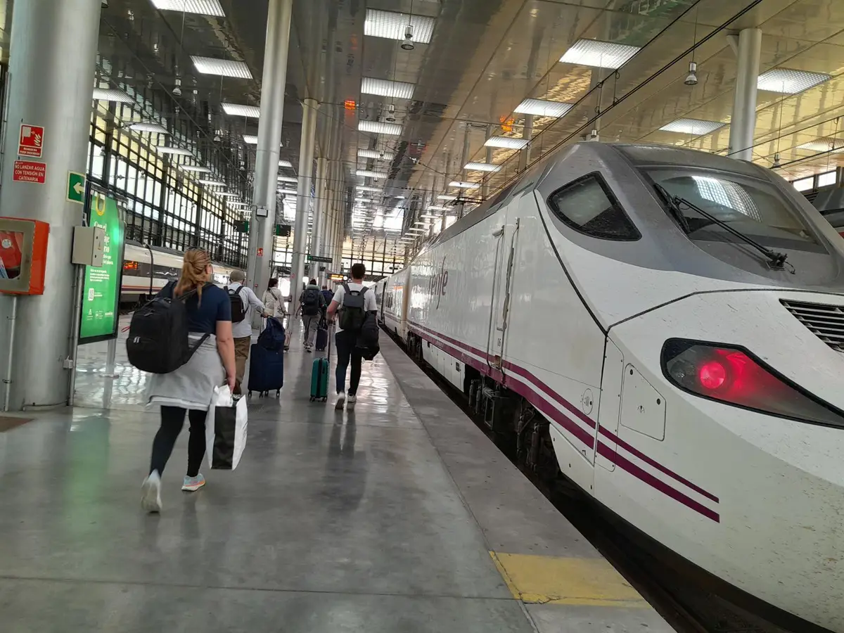 Más de 1.850 candidatos optan a 360 plazas de operadores en talleres de Renfe