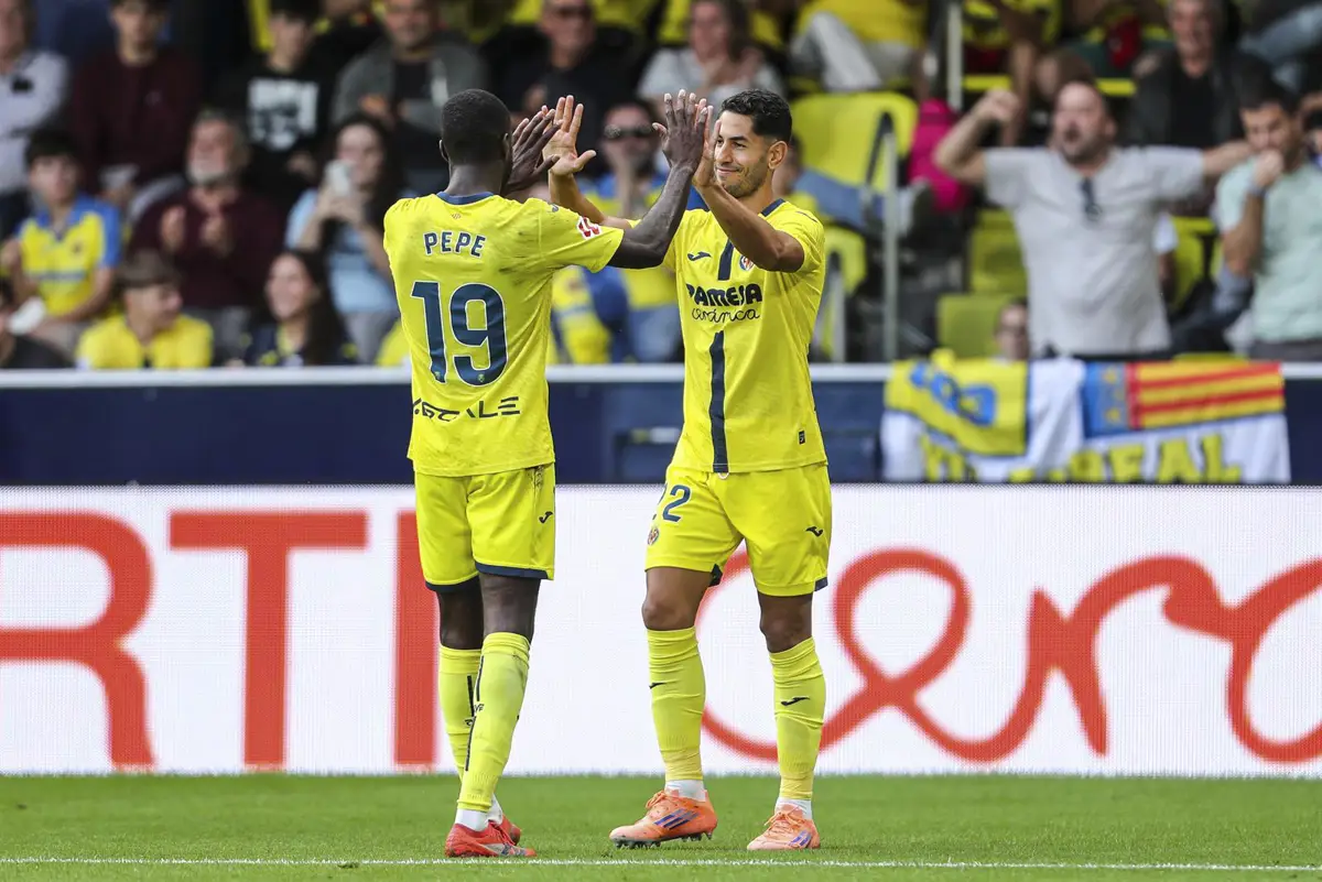El Villarreal vence al Atlético y lucha por el podio