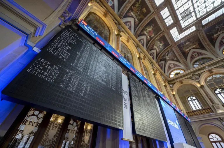 El Ibex 35 avanza a 18.300 puntos (+1,79%) con el petróleo a 97 dólares