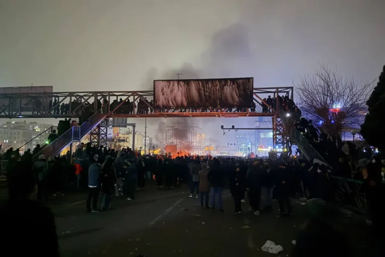 Irán levanta restricciones de internet impuestas durante las protestas de enero