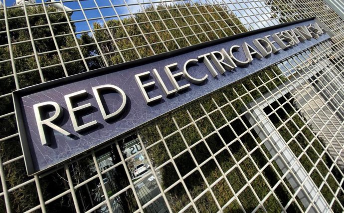 Archivo - Letrero del Grupo Red Eléctrica de España en su sede