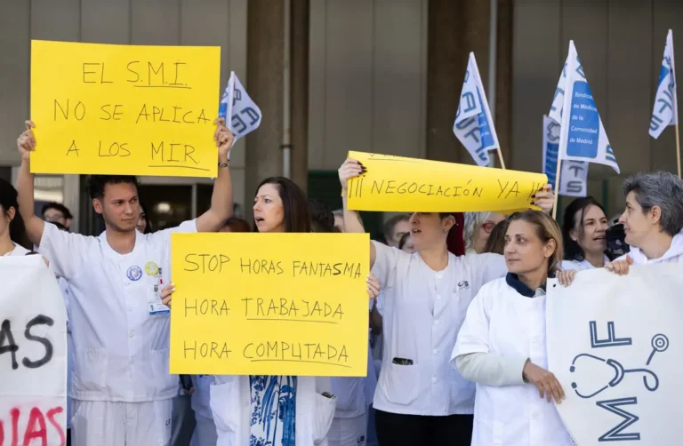 Los médicos internos residentes podrían iniciar una huelga indefinida en septiembre por sus