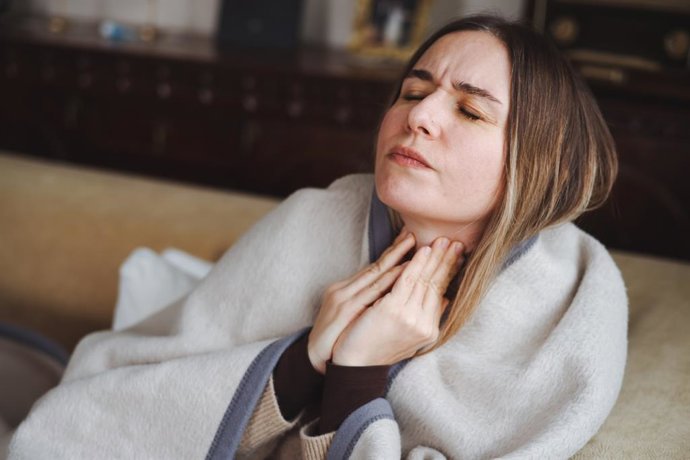 Archivo - Chica con suéter está enferma. Resfriados y gripe. Paciente, enfermo. Garganta.