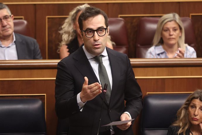 El vicepresidente primero del Gobierno y ministro de Economía, Carlos Cuerpo, interviene durante una sesión plenaria en el Congreso de los Diputados, a 27 de mayo de 2026, en Madrid (España).