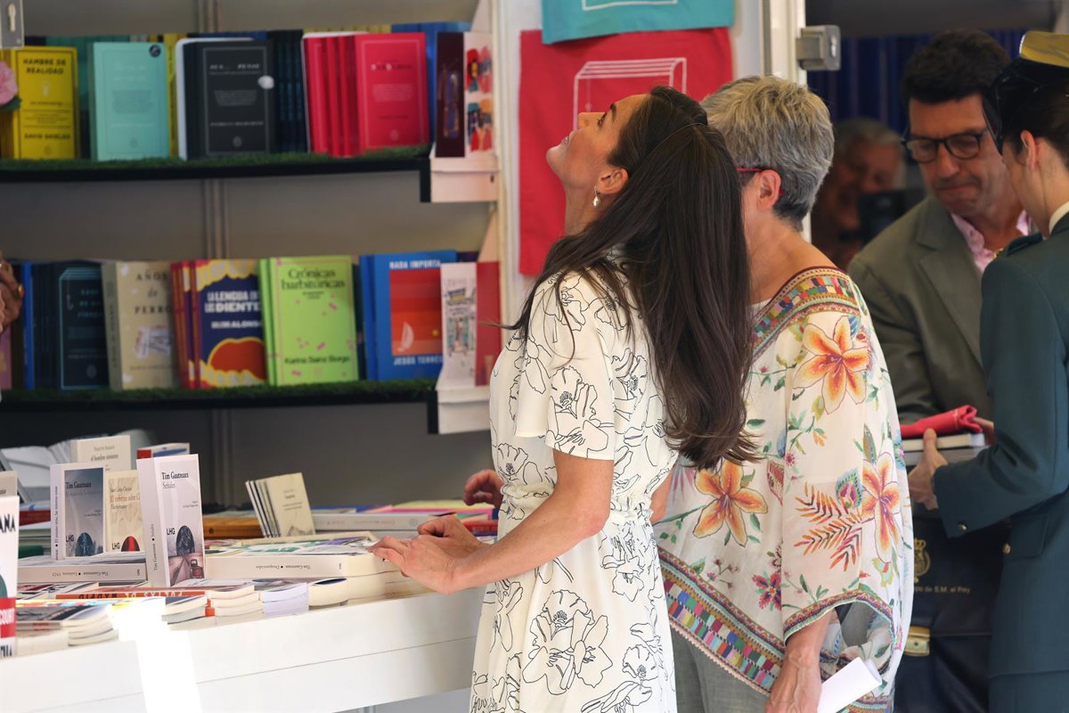 La reina Letizia inaugura la 85ª Feria del Libro con la visita del Papa y el humor en español