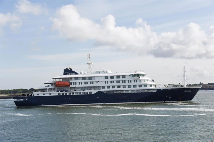 El crucero 'MV Hondius' en donde se detectó el brote de hantavirus, a su llegada al puerto de Rotterdam tras concluir el desembarco del pasaje desde Canarias.