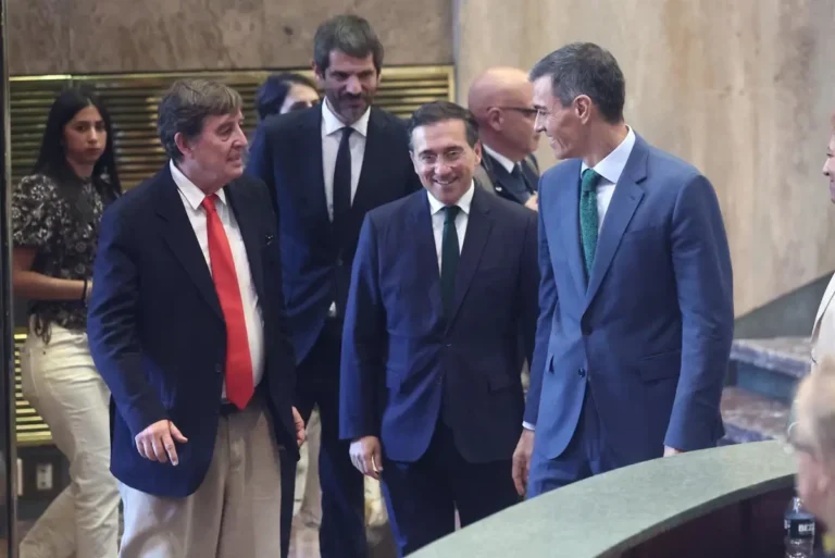 Una élite adinerada emplea a sus peones para dañar la reputación de España