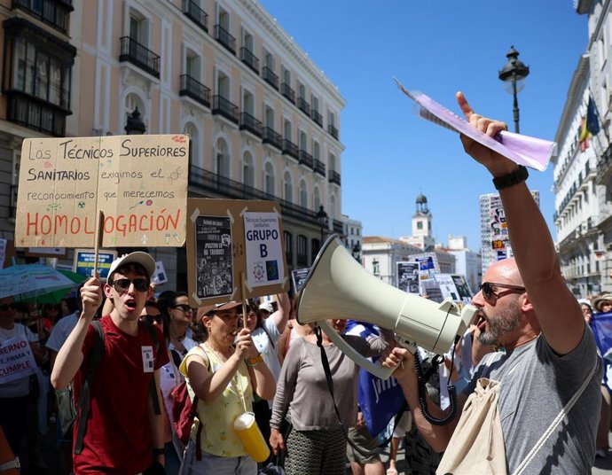 Imagen de técnicos superiores sanitarios protestando frente al Ministerio de Hacienda.
