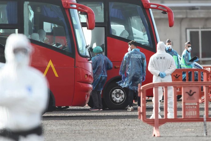 Los ciudadanos espa&ntilde;oles evacuados del crucero MV Hondius fondeado cerca del puerto de Granadilla suben a los autocares de la UME, a 10 de mayo de 2026, en Granadilla de Abona, Tenerife, Islas Canarias (Espa&ntilde;a).