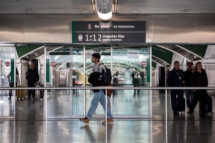 Archivo - Viajeros en la estaci&oacute;n de Madrid-Puerta de Atocha-Almudena Grandes, a 17 de febrero de 2026, en Madrid (Espa&ntilde;a).