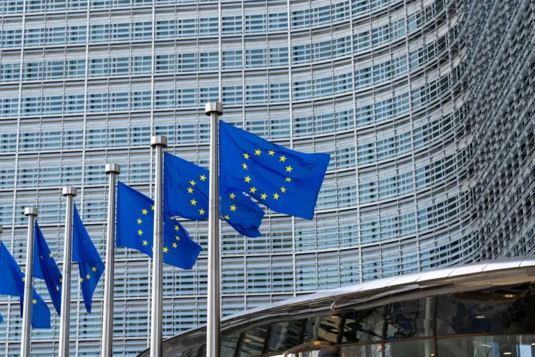 China advierte a la UE que responderá con firmeza a nuevas restricciones discriminatorias