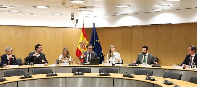 (i-d) El vicepresidente primero y ministro de Economía, Carlos Cuerpo, la vicepresidenta segunda y ministra de Trabajo, Yolanda Díaz, y la vicepresidenta tercera y ministra para la Transición Ecológica y Reto Demográfico, Sara Aagesen, durante una reunión