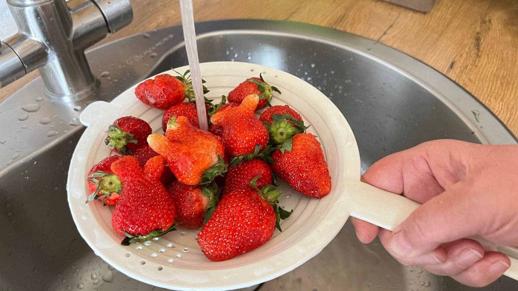 Los expertos advierten: el vinagre en las fresas no elimina todos los pesticidas