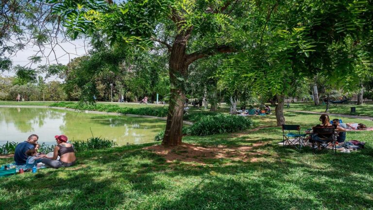 Los refugios climáticos en Barcelona cuentan con 319 espacios para enfrentar el calor extremo