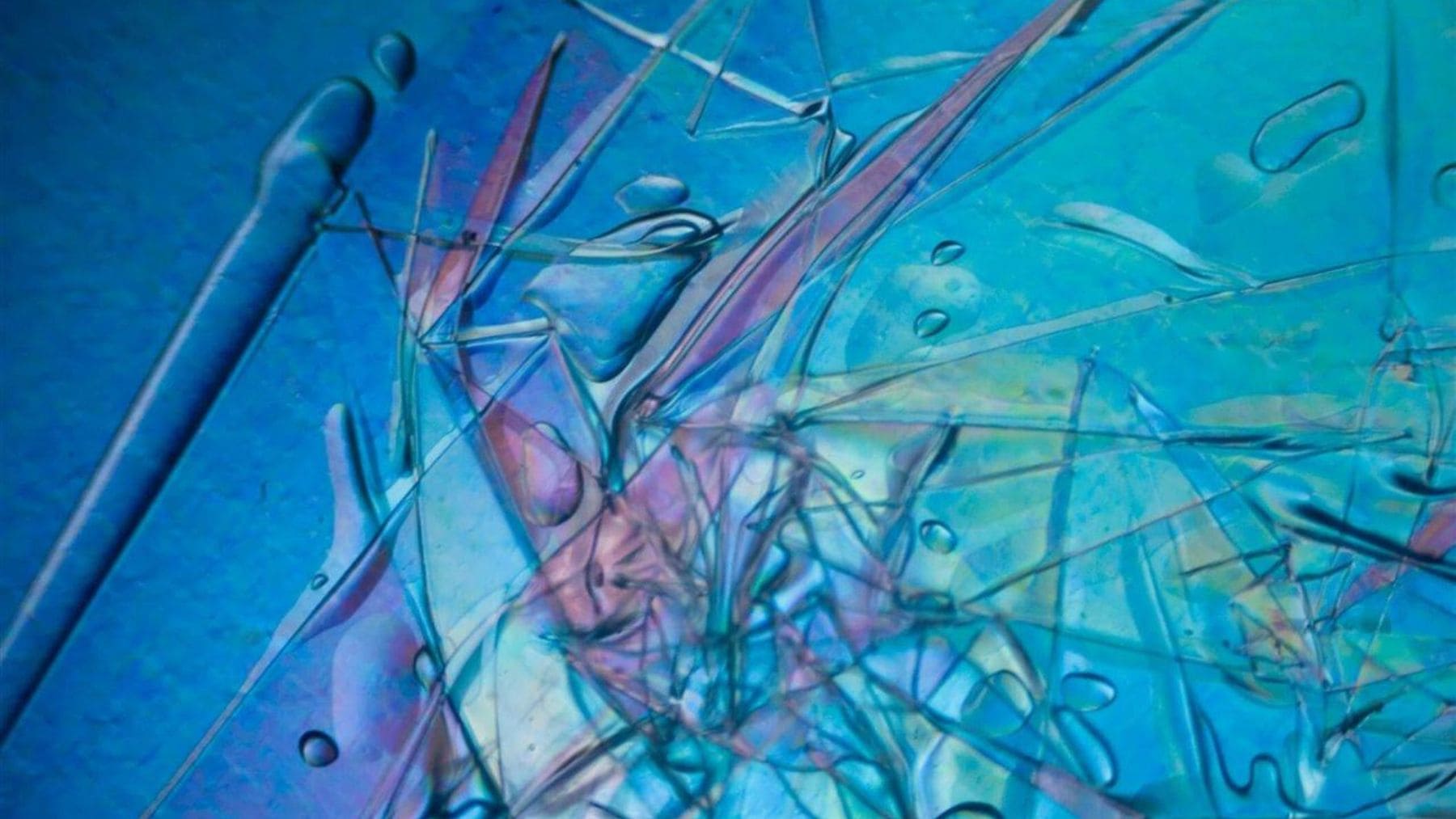 Desarrollan filtro doméstico que elimina micro y nanoplásticos del agua en cuatro horas