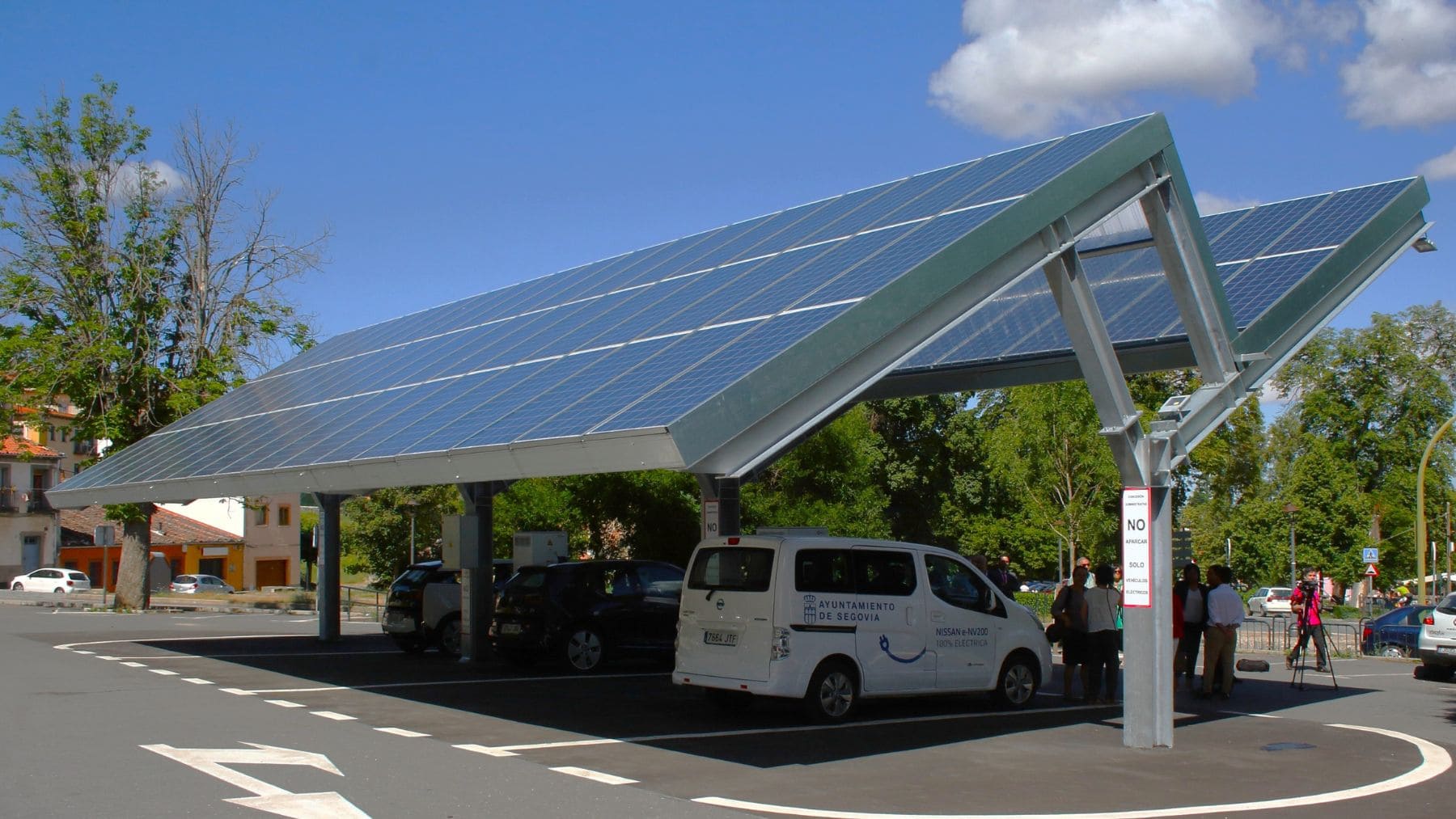 Zaragoza instalará paneles solares en aparcamientos para aprovechar el calor de los coches en