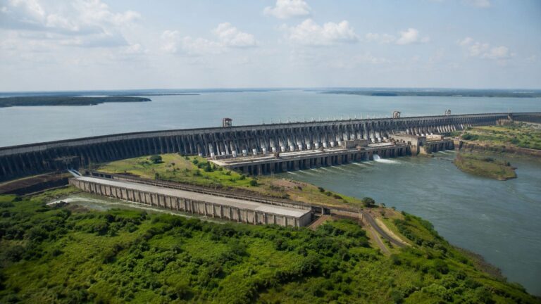 El país sudamericano líder en energías renovables y exportación eléctrica a sus vecinos