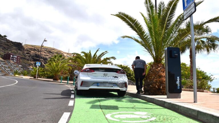 Recarga de coches eléctricos en carreteras españolas: estado actual y sus desafíos