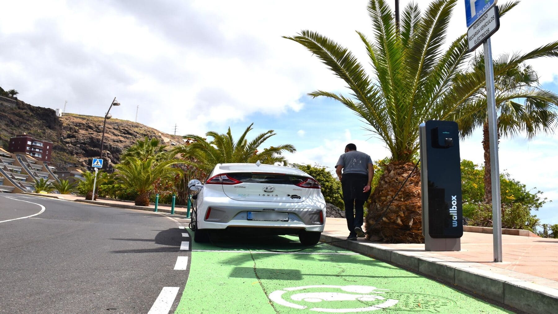 Recarga de coches eléctricos en carreteras españolas: estado actual y sus desafíos