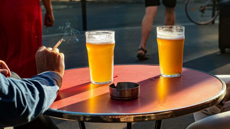 las terrazas de barcelona donde fumar sigue siendo común y expone a más personas al humo