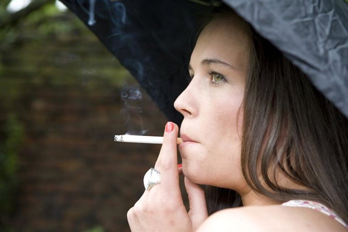 Archivo - Mujer fumando un cigarrillo.