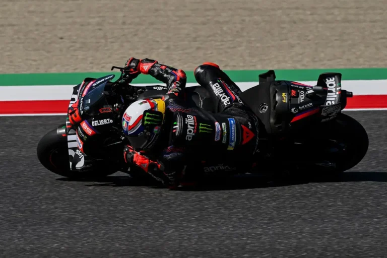 Bezzecchi vence a Martín en casa y refuerza su liderato en MotoGP